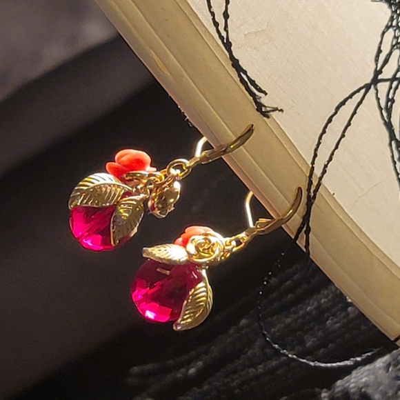 Yanbal Unique Red rose Crystal Earrings - Picture 3 of 5